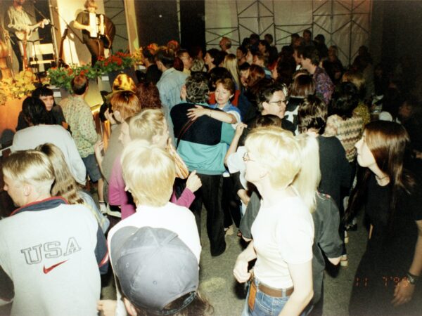 Etsimme valokuvia 1990-luvun Kihaus Folk -festivaaleista juhlanäyttelyä varten